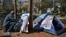 Seorang tunawisma melukis di luar tendanya di Se Square, pusat kota Sao Paulo, Brasil, pada 19 Agustus 2021. Sao Paulo menghadapi krisis tunawisma, karena harga baru-baru ini menjadi beban yang terlalu berat bagi populasi yang semakin miskin. (NELSON ALMEIDA / AFP)