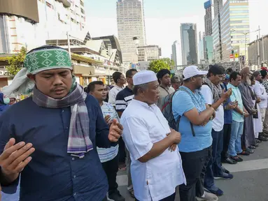 Sejumlah massa yang tergabung dalam Gerakan Pribumi Bersatu melakukan doa bersama di depan kantor Bawaslu, Jakarta, Jumat (24/5/2019). Mereka datang untuk mendoakan para demonstran yang meninggal saat aksi 21-22 Mei, pasca hasil penghitungan suara Pemilu 2019. (Liputan6.com/Herman Zakharia)