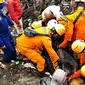 Tim SAR gabungan, berhasil mengevakuasi korban meninggal dunia akibat banjir bandang di pulau Adonara, Flores Timur,NTT. (Liputan6.com/Dionisius Wilibardus)