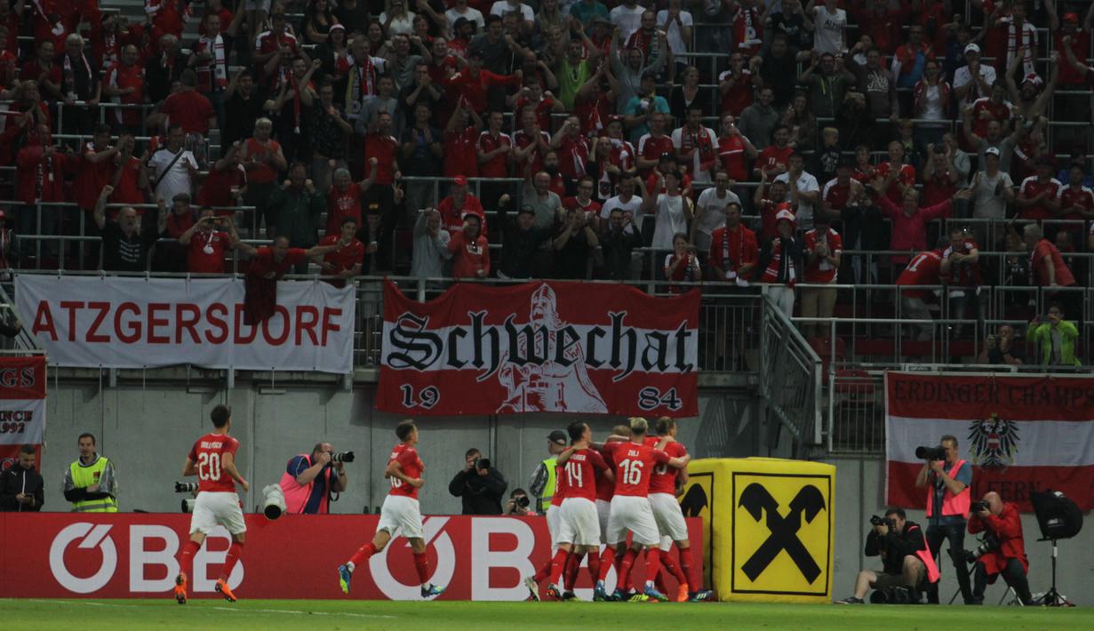 Para pemain Austria merayakan gol ke gawang Jerman pada laga persahabatan di Stadion Woerthersee, Klagenfurt, Sabtu (2/6/2018). Austria menang 2-1 atas Jerman. (Bola.com/Reza Khomaini)