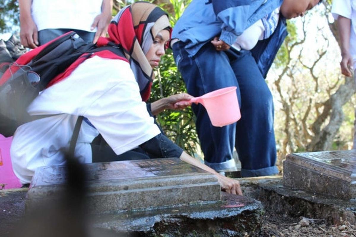 Kekhusyukan aktivis gelar tahlilan di makam Munir