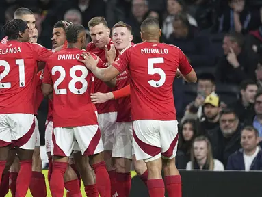 Para pemain Nottingham Forest melakukan selebrasi setelah Elliot Anderson mencetak gol ke gawang Tottenham Hotspur dalam laga lanjutan Liga Inggris 2024/2025 di Tottenham Hotspur Stadium, London, Inggris, Selasa (22/04/2025). (AP Photo/Dave Shopland)