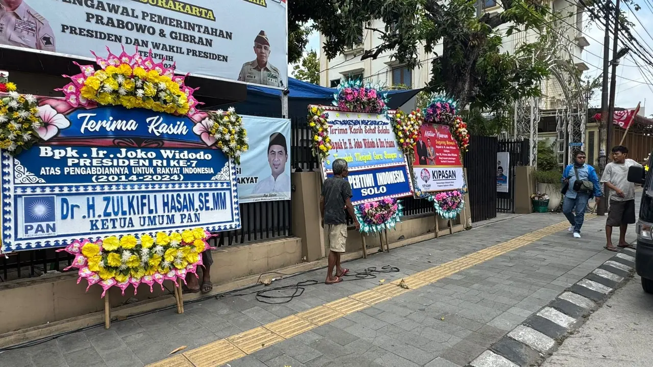Karangan bunga berjejer di jalan dekat gang masuk rumah Jokowi, di Sumber, Solo. (Foto: Liputan6.com/Fajar Abrori)