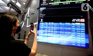Karyawan memfoto layar pergerakan IHSG, Jakarta, Rabu (3/8/2022). Indeks Harga Saham Gabungan (IHSG) pada perdagangan di Bursa Efek Indonesia, Rabu (3/08/2022), ditutup di level 7046,63. IHSG menguat 58,47 poin atau 0,0084 persen dari penutupan perdagangan sehari sebelumnya. (Liputan6.com/Angga Yuniar)