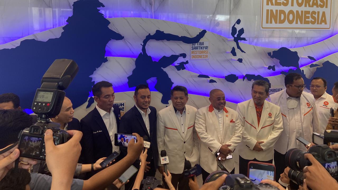 Wakil Ketua Dewan Syuro Partai Keadilan Sejahtera atau PKS Sohibul Iman, didampingi sejumlah elite partainya menyambangi NasDem Tower.