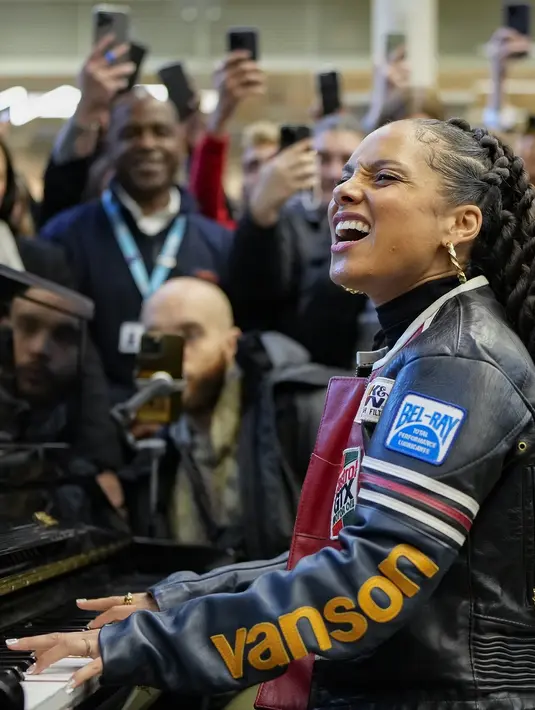 Alicia Keys memeriahkan perjalanan para penumpang kereta api dengan memberikan penampilan kejutan di St Pancras International London. (Scott Garfitt/Invision/AP)