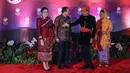 Perdana Menteri Laos Sonexay Siphandone (kedua kiri) dan istrinya Vandara Siphandone (kiri) disambut oleh Presiden Indonesia Joko Widodo atau Jokowi (kedua kanan) dan Ibu Negara Iriana Widodo pada gala dinner KTT ke-43 ASEAN di Jakarta, Indonesia, Rabu (6/9/2023). (Mast IRHAM/POOL/AFP)