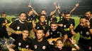 Sejumlah pemain Mitra Kukar merayakan kemenangan atas Semen Padang di final Piala Jenderal Sudirman, Minggu (24/1/2016). Mitra Kukar unggul 2-1 atas Semen Padang. (Liputan6.com/Helmi Fithriansyah)