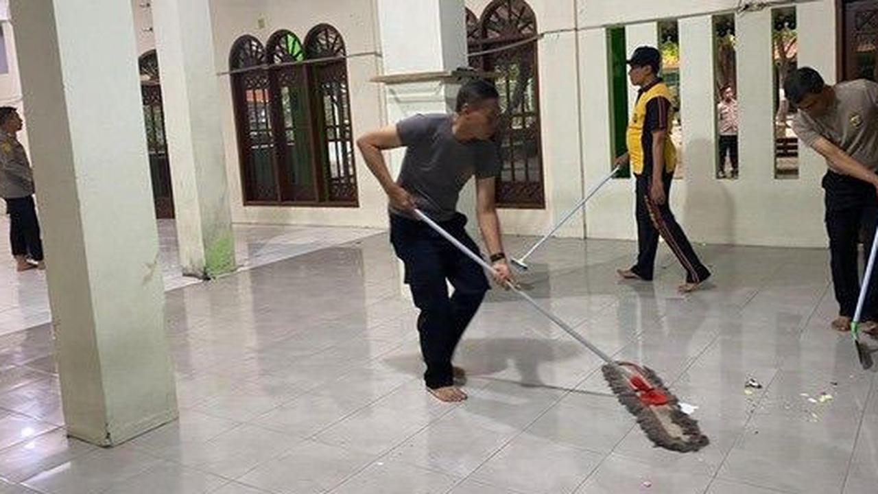 Pasca Olah TKP, Polres Metro Jakarta Utara Bersihkan Masjid SMAN 72 Kelapa Gading dan Hilangkan Traumatis Warga Sekolah