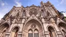 The Cathedral Church of Saint John the Divine di New York, AS. Memiliki panjang 183,2 m (601 kaki) dan lebar 70,7 m (232 kaki).(livingchurch)