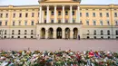 Bunga, lilin, dan bendera Norwegia terhampar di alun-alun Istana Kerajaan saat warga berkumpul untuk memberikan penghormatan kepada Raja Harald V dari Norwegia yang wafat di Oslo, Norwegia, Jumat, 28 Agustus 2026.  (AFP/ NTB/ Lise Aserud)