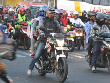 Sejumlah pemudik bermotor melintasi jalur Bekasi Timur, Jawa Barat, Selasa (22/7/2015). Kepadatan arus balik sepeda motor diperkirakan terjadi pada H+4 malam hingga H+5. (Liputan6.com/Herman Zakharia)