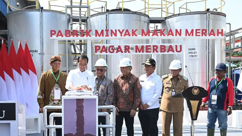 Presiden Joko Widodo atau Jokowi meresmikan Pabrik Percontohan Minyak Makan Merah Pagar Merbau di Kabupaten Deli Serdang, Sumatera Utara, Kamis (14/3/2024).