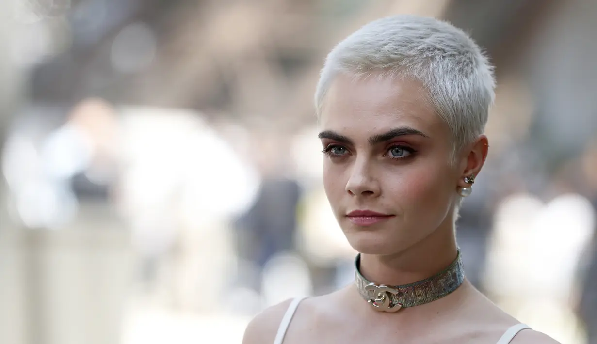 Cara Delevingne terkenal karena alisnya yang sangat tebal. (PATRICK KOVARIK / AFP)