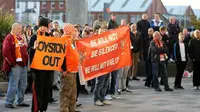 Fans Blackpool melakukan unjuk rasa