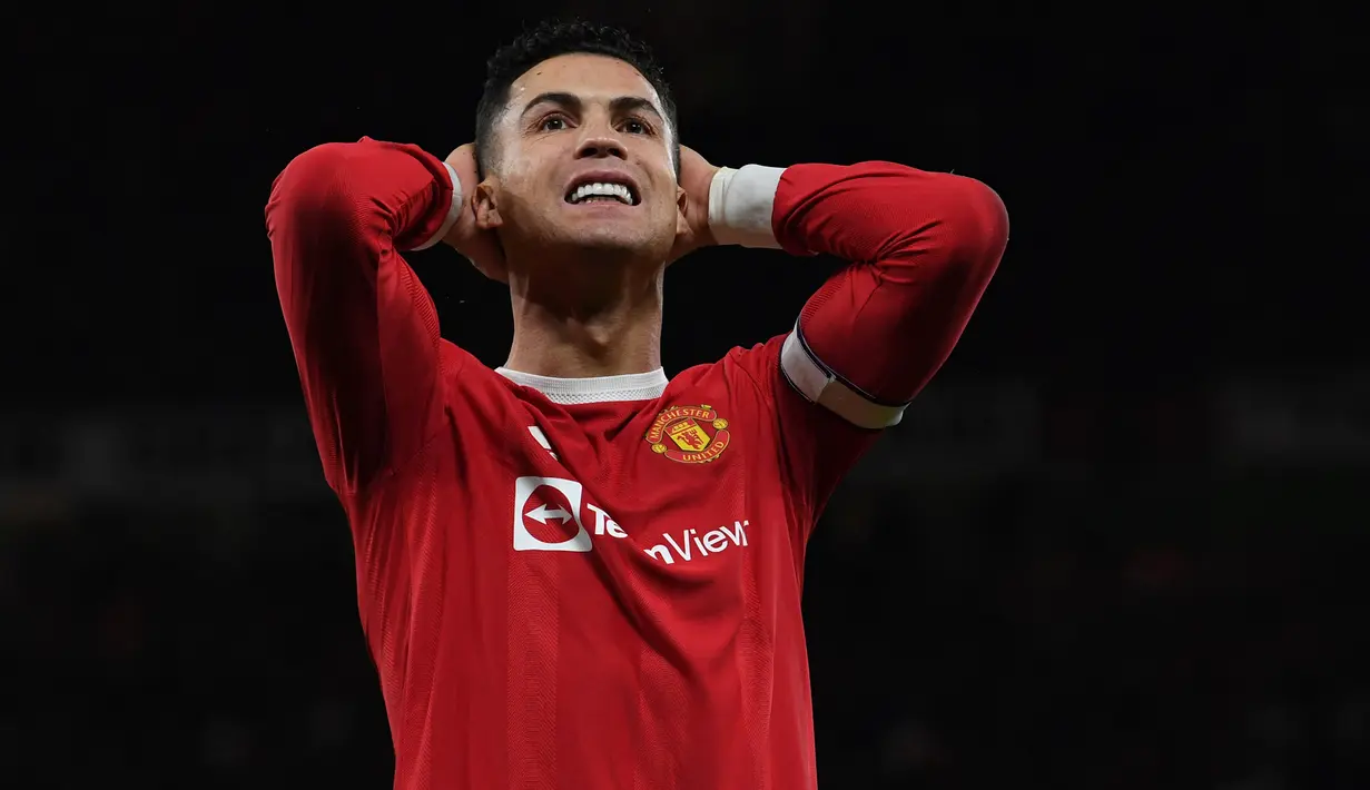 Cristiano Ronaldo. Selama 6 musim di periode pertamanya bersama Manchester United, 2003/2004 hingga 2008/2009, CR-7 mampu meraih semua gelar bergengsi. Kini di periode keduanya bersama MU ia baru mencetak 15 gol dari total 31 laga. Setan Merah pun telah tersingkir di beberapa ajang. (AFP/Paul Ellis)