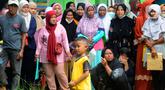 Seorang anak berdiri di antara warga yang antre saat penyaluran bantuan langsung tunai (BLT) Kemensos di Kecamatan Ciseeng, Bogor, Jawa Barat, Senin (28/11/2022). Setiap Keluarga Penerima Manfaat (KPM) mendapat BLT BBM sebesar Rp300ribu, Sembako Rp600 ribu dan bantuan PKH (Program Keluarga Harapan) sebesar Rp600 ribu. (merdeka.com/Arie Basuki)
