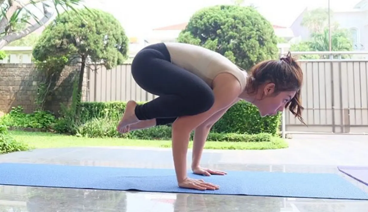 Bella Shofie bertumpu pada kedua tangannya saat melakukan Yoga. (instagram.com/bellashofie5292)