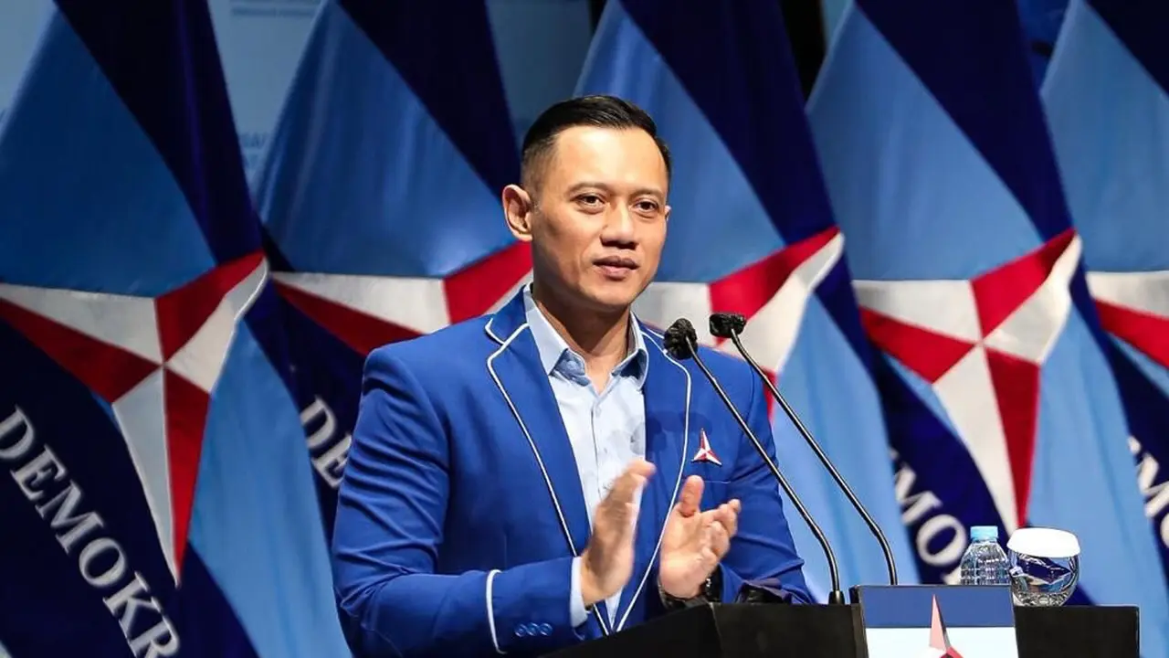 Ketua Umum Partai Demokrat Agus Harimurti Yudhoyono (AHY) memberikan penghargaan kepada 35 pendiri dan fungsionaris senior partainya.