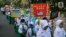 Seutas tali dipakai untuk mengamankan anak-anak agar tidak keluar dari barisan. (Liputan6.com/Faizal Fanani)