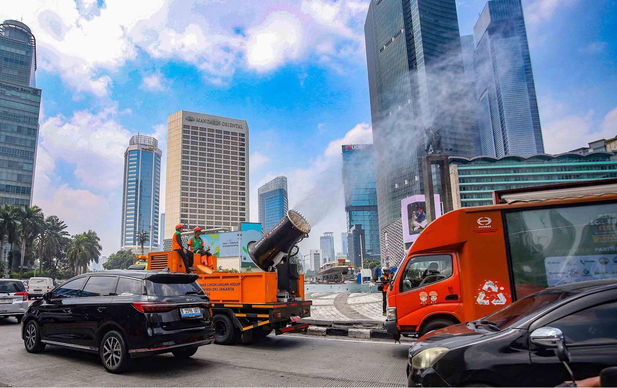 FOTO:  Ribuan Liter Water Mist Disemprotkan untuk Kurangi Polusi Jakarta