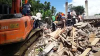 Alat berat mengevakuasi runtuhan di Pidie Jaya (Liputan6.com/Windi)