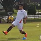 Alan Emanuel Aciar melakukan juggling saat latihan bersama jelang laga Trofeo Persija, Lapangan Yon Zikon 13, Jakarta, Jumat (9/1/2015). (Liputan6.com/Miftahul Hayat) 