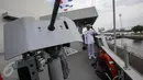 Seorang awak kapal melihat keadaan sekitar di atas KRI Raden Eddy Martadinata 331 di Kompleks Satuan I Koarmabar Pondok Dayung, Tanjung Priok, Jakarta, Jumat (7/4). (Liputan6.com)