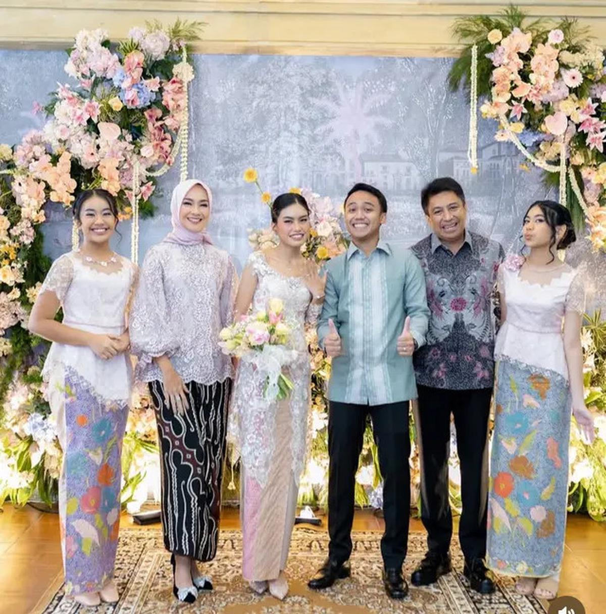 6 Potret Awet Muda Alya Rohali Kenakan Kebaya Ungu saat Acara Tunangan Putri Sulungnya