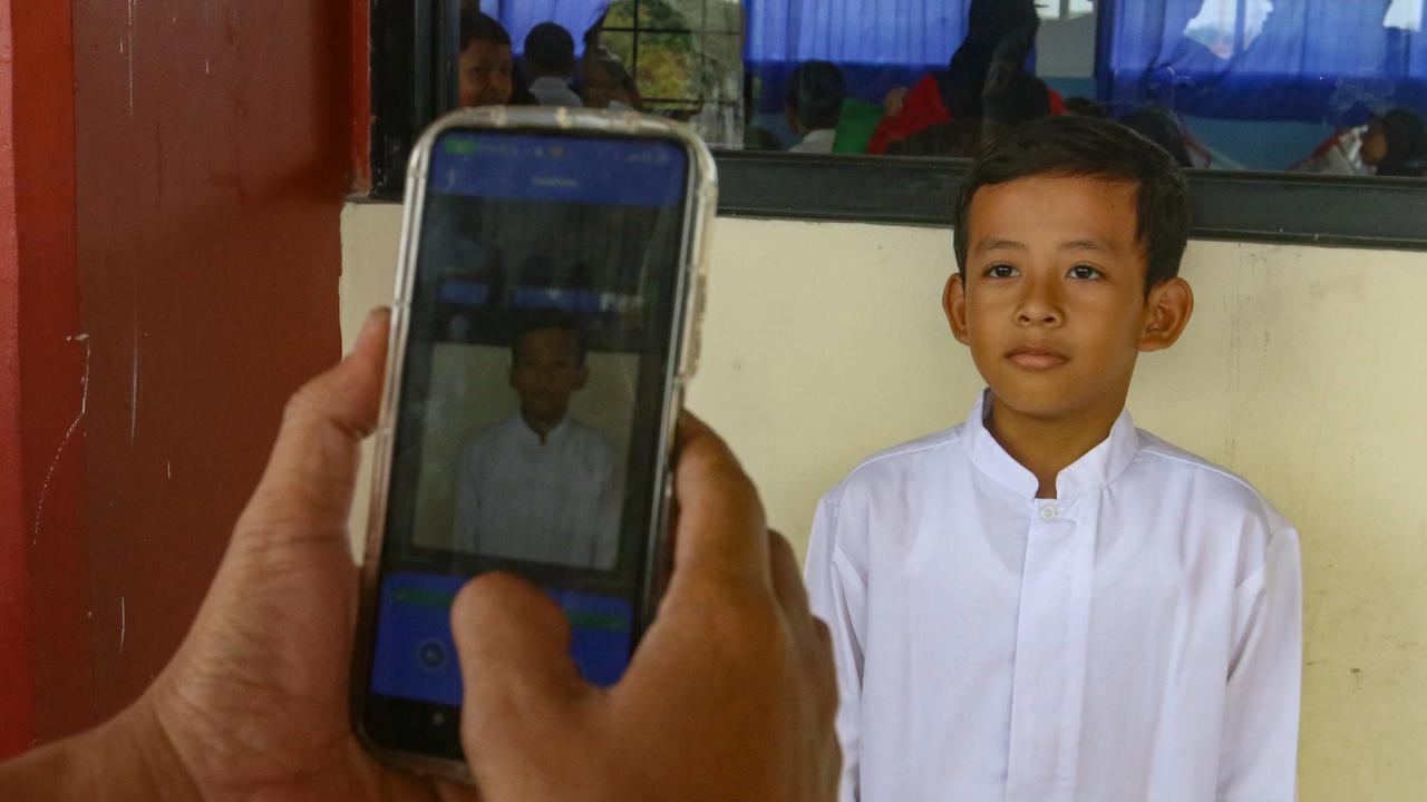 FOTO: Antusias Siswa dan Orang Tua Manfaatkan Layanan Kependudukan di SDN Kebagusam 01