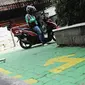 Pengemudi ojek online menunggu penumpang di tempat drop off yang disediakan di Balai Kota DKI Jakarta, Selasa (31/7). Pemprov DKI menginstruksikan adanya tempat pemberhentian khusus bagi ojek online di kantor-kantor Pemprov DKI. (Liputan.com/FaizalFanani)