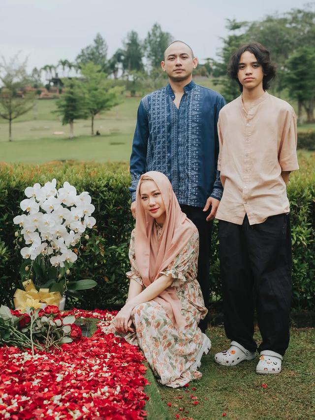 Potret 6 Artis Ziarah Kubur di Momen Ramadhan, Indro Nyekar Makam Personel Warkop