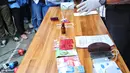 Disamping barang narkotika jenis Sabu dengan total 2,03 gram, polisi juga menyita 23 butir ekstasi dan pil happy five sebanyak 38 butir. Dari tangan Pretty, polisi mendapatkan uang 25 juta yang akan dipergunakan untuk membeli. (Adrian Putra/Bintang.com)