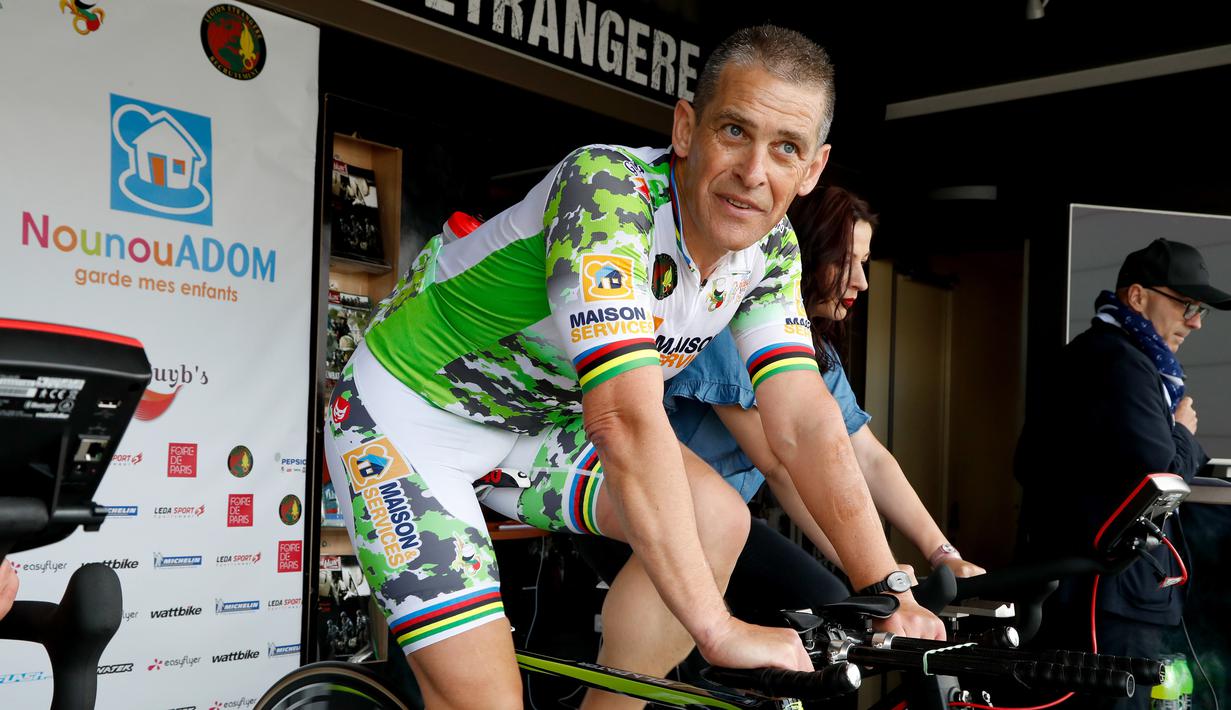 Seorang pria Prancis, Pascal Pich mengayuh sepedanya dalam upaya memecahkan rekor bersepeda statis di Paris, 2 Mei 2018. Rencananya, pria 54 tahun itu akan memecahkan rekor bersepeda statis dengan jarak 2.932 kilometer. (AFP/FRANCOIS GUILLOT)