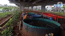 Petugas membersihkan kolam lele di Kolong Tol Becakayu, Kalimalang, Jakarta Timur, Selasa (2/2/2021). Hasil budidaya tersebut dijual kepada warga dengan harga Rp 25 ribu per kilogram. (Liputan6.com/Herman Zakharia)