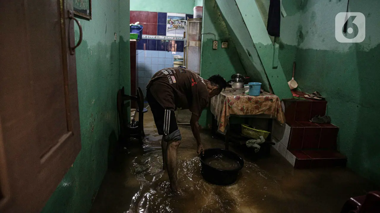 FOTO: Banjir Akibat Luapan Kali Ciliwung Rendam Kampung Melayu