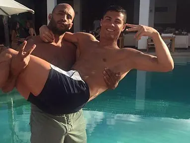 Pemain Real Madrid, Cristiano Ronaldo disebut-sebut sedang dekat dengan seorang petinju asal Maroko, Badr Hari. Dalam beberapa foto yang diunggah Badr lewat akun Instagramnya, kedua pria tersebut memang terlihat begitu dekat dan mesra. (dailymail.co.uk)