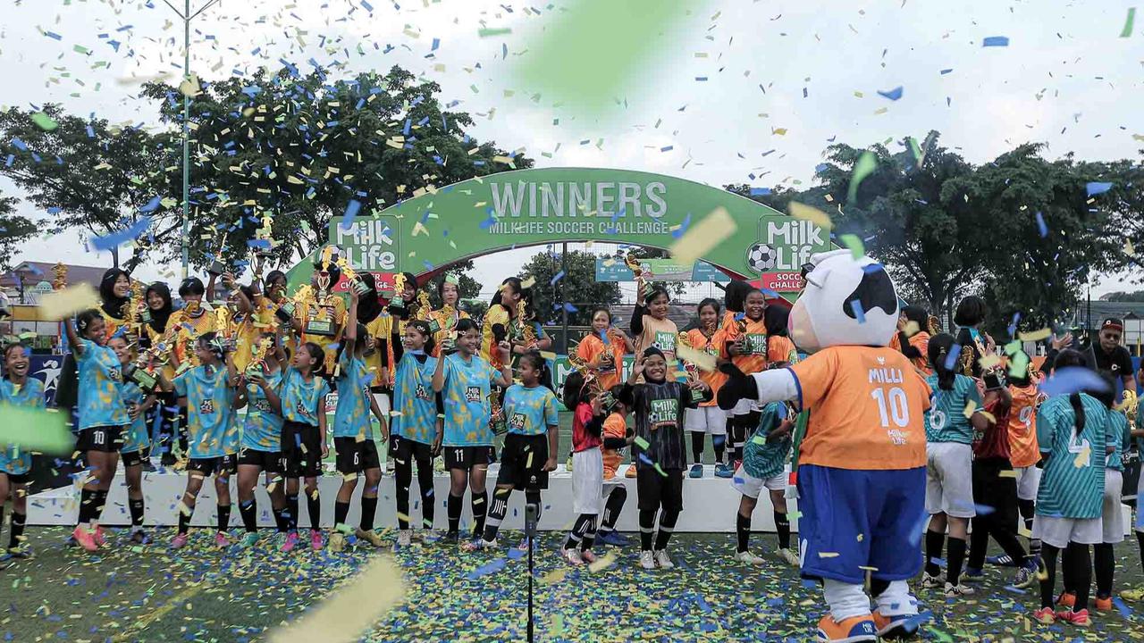 FOTO: Keseruan Murid SD Bermain Bola saat MilkLife Soccer Challenge-Jakarta 2025