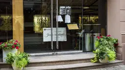Pintu sebuah kafe ditutup di Riga, Latvia, pada hari pertama penguncian atau lockdown selama satu bulan, Kamis (21/10/2021). Pemerintah Latvia kembali menerapkan lockdown mulai 21 Oktober sampai 15 November 2021 menyusul kenaikan kasus COVID-19. (Gints Ivuskans / AFP)