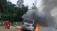 Sebuah minibus Toyota Avanza terbakar di pinggir jalan di Kabupaten Konawe usai mengangkut BBM di SPBU menggunakan jerigen.