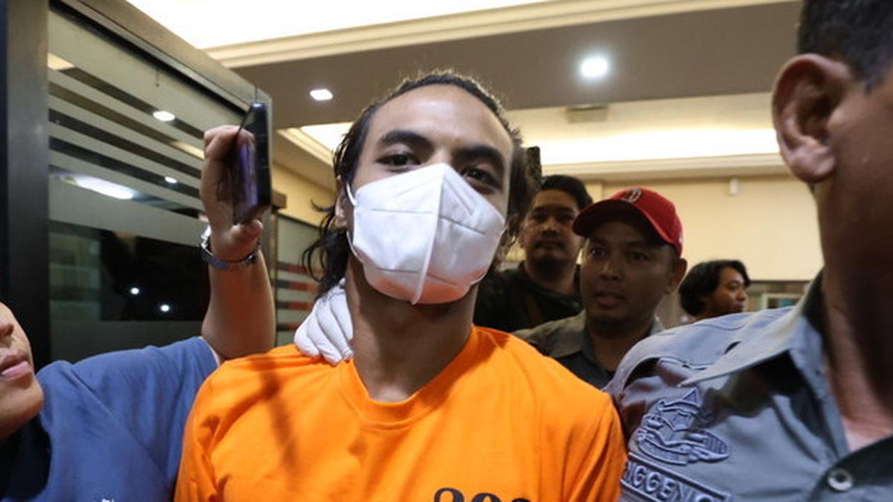 Potret Senyuman Vadel Badjideh Pakai Baju Oranye  dengan Tangan Diborgol Usai Jadi Tersangka Kasus Lolly Anak Nikita Mirzani