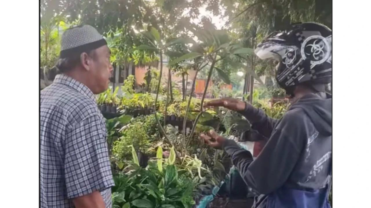 Kocak, Kepergok Polisi Lawan Arus, Pemotor Ini Mendadak Beli Tanaman