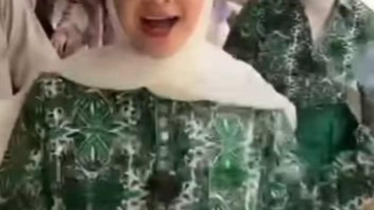 Keduanya terlihat menyusuri setiap lantai sekolah tersebut. Riuh ramai para murid yang senang akan kedatangan dua wanita cantik itu.