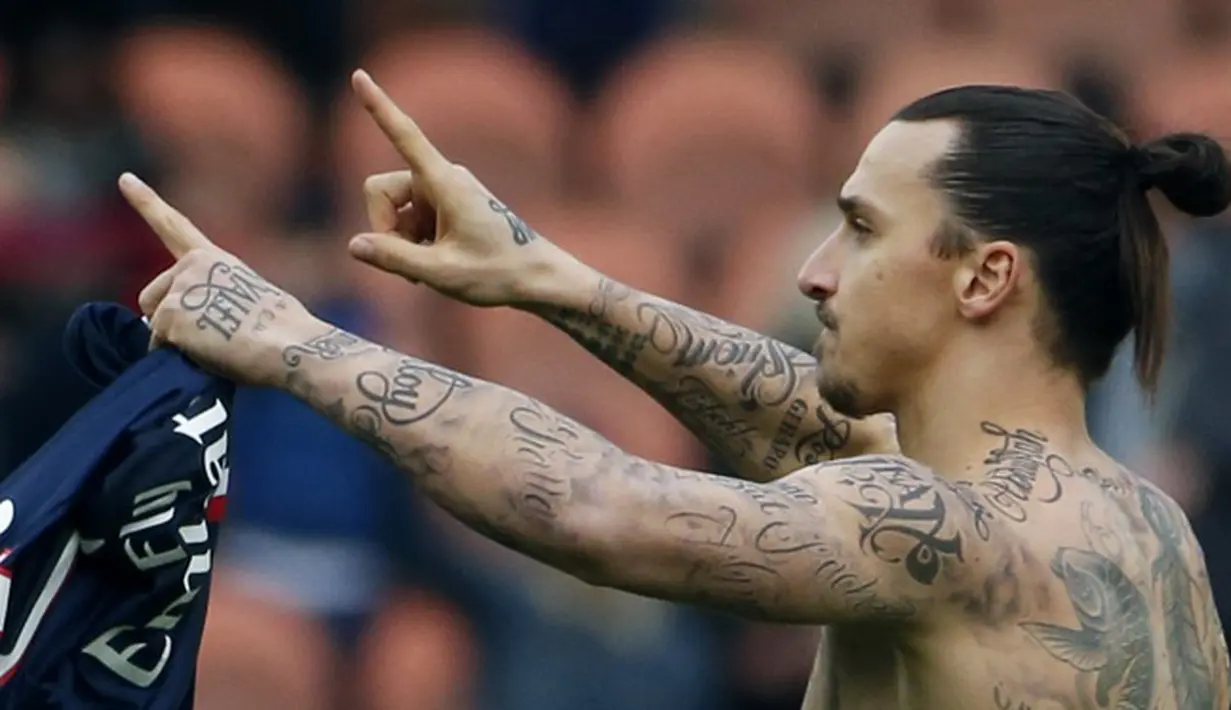 Ibra sengaja menyematkan sekitar 50 nama dari mereka yang mengalami kelaparan tersebut di tubuhnya, Sabtu (14/2/2015).(AFP Photo/Kenzo Tribouillard)