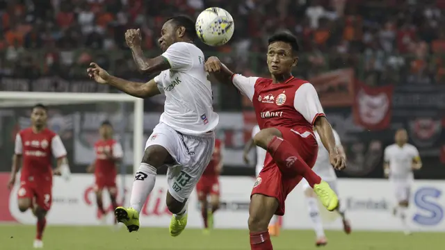 Gelandang Kalteng Putra, Ferinando Pahabol, berebut bola dengan bek Persija Jakarta, Dany Saputra, pada laga perempat final Piala Presiden 2019. (Bola.com/Yoppy Renato)