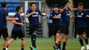Para pemain Jepang melakukan pemanasan saat sesi latihan di Yokohama, Jepang,  (29/5). Jepang akan menghadapi Ghana pada pertandingan persahabatana jelang bertanding di Piala Dunia 2018.  (AP Photo / Shuji Kajiyama)