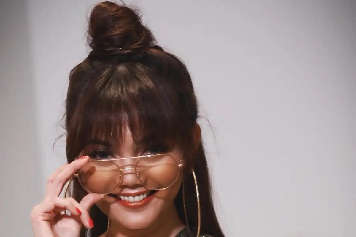 [Bintang] Dari Pixie Sampai Up Do, Rina Nose Tampil Eksis dengan Model Rambut Eksentrik