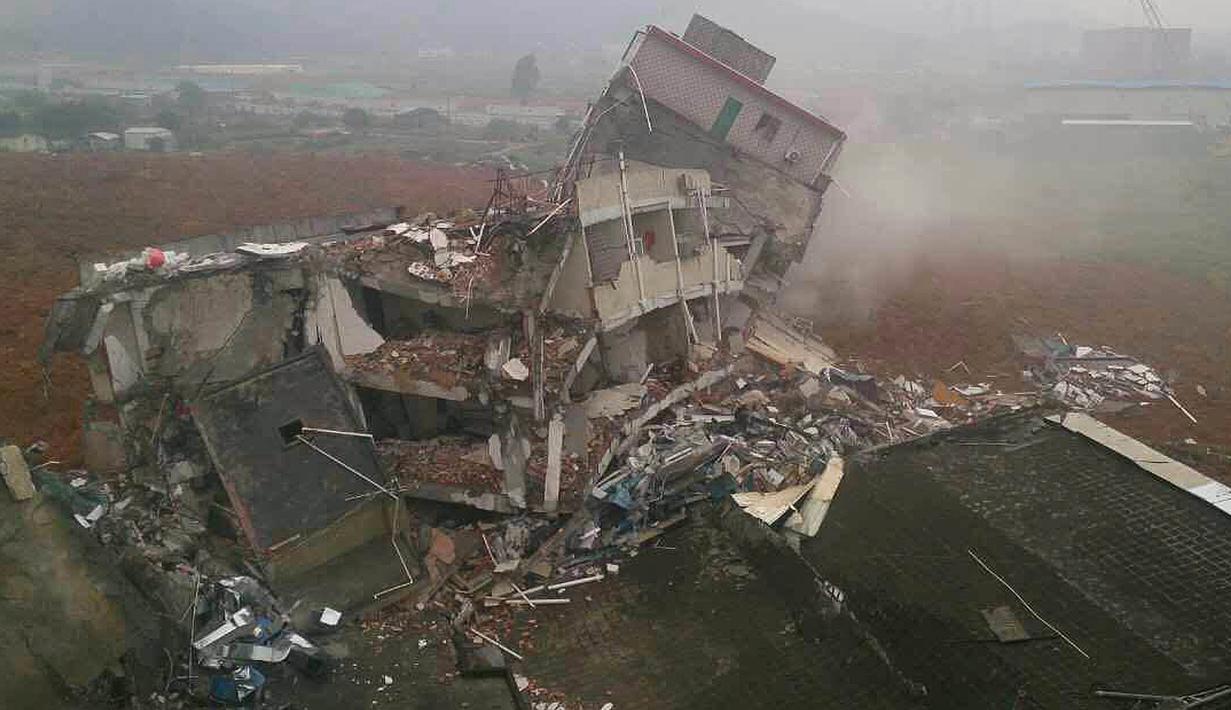Pandangan udara dari bencana longsor di sebuah kawasan industri  di Shenzhen, provinsi Guangdong, China selatan, Minggu (20/12). Sekitar 900 orang diungsikan dan empat orang diselamatkan dengan cedera ringan, kata pemerintah setempat (CHINA OUT AFP PHOTO)