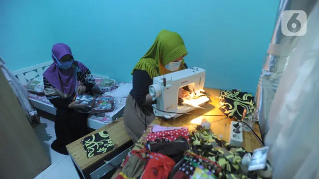 FOTO: Kreativitas Ibu-Ibu PKK Membuat Masker Gratis