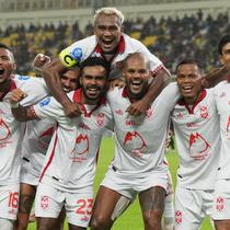 Pemain Malut United merayakan gol yang dicetak David da Silva dalam kemenangan 3-1 atas Dewa United dalam laga pekan pertama BRI Super League 2025/2026 di Stadion Internasional Banten, Sabtu (9/8/2025). Malut United menang 3-1 atas Dewa United. (Bola.com/Gatot Sumitro)